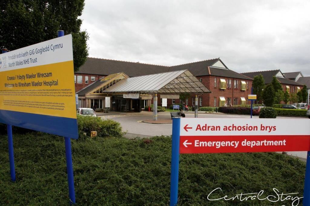 Wrexham Central Stay Apartment Seven Zewnętrze zdjęcie